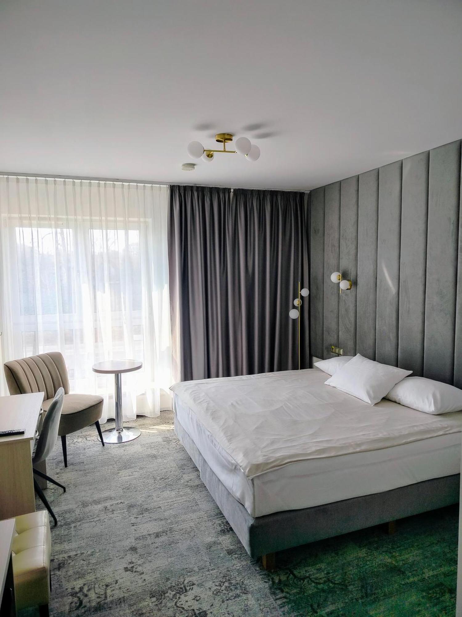 Hotel Sokolowska Airport Modlin Nowy Dwór Mazowiecki Eksteriør billede