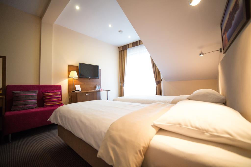 Hotel Sokolowska Airport Modlin Nowy Dwór Mazowiecki Eksteriør billede