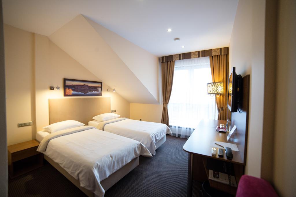 Hotel Sokolowska Airport Modlin Nowy Dwór Mazowiecki Eksteriør billede