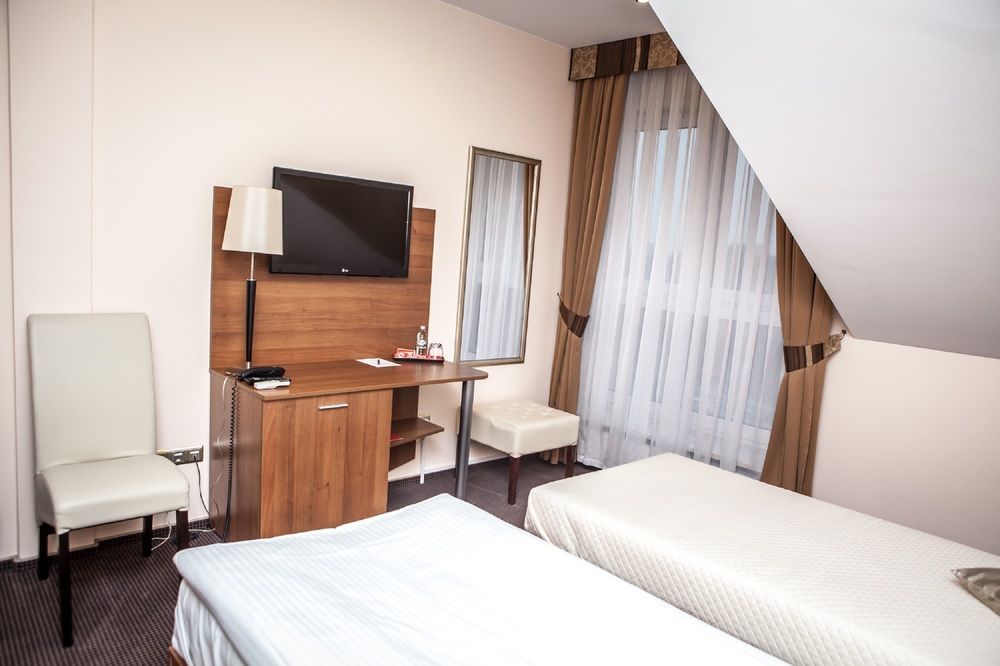Hotel Sokolowska Airport Modlin Nowy Dwór Mazowiecki Eksteriør billede