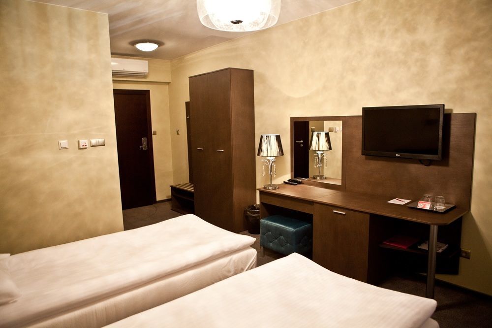 Hotel Sokolowska Airport Modlin Nowy Dwór Mazowiecki Eksteriør billede