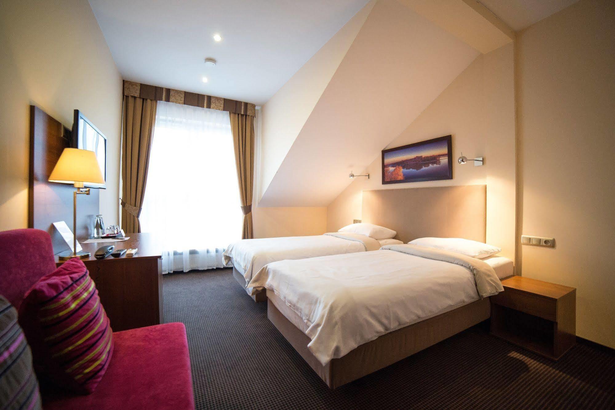 Hotel Sokolowska Airport Modlin Nowy Dwór Mazowiecki Eksteriør billede
