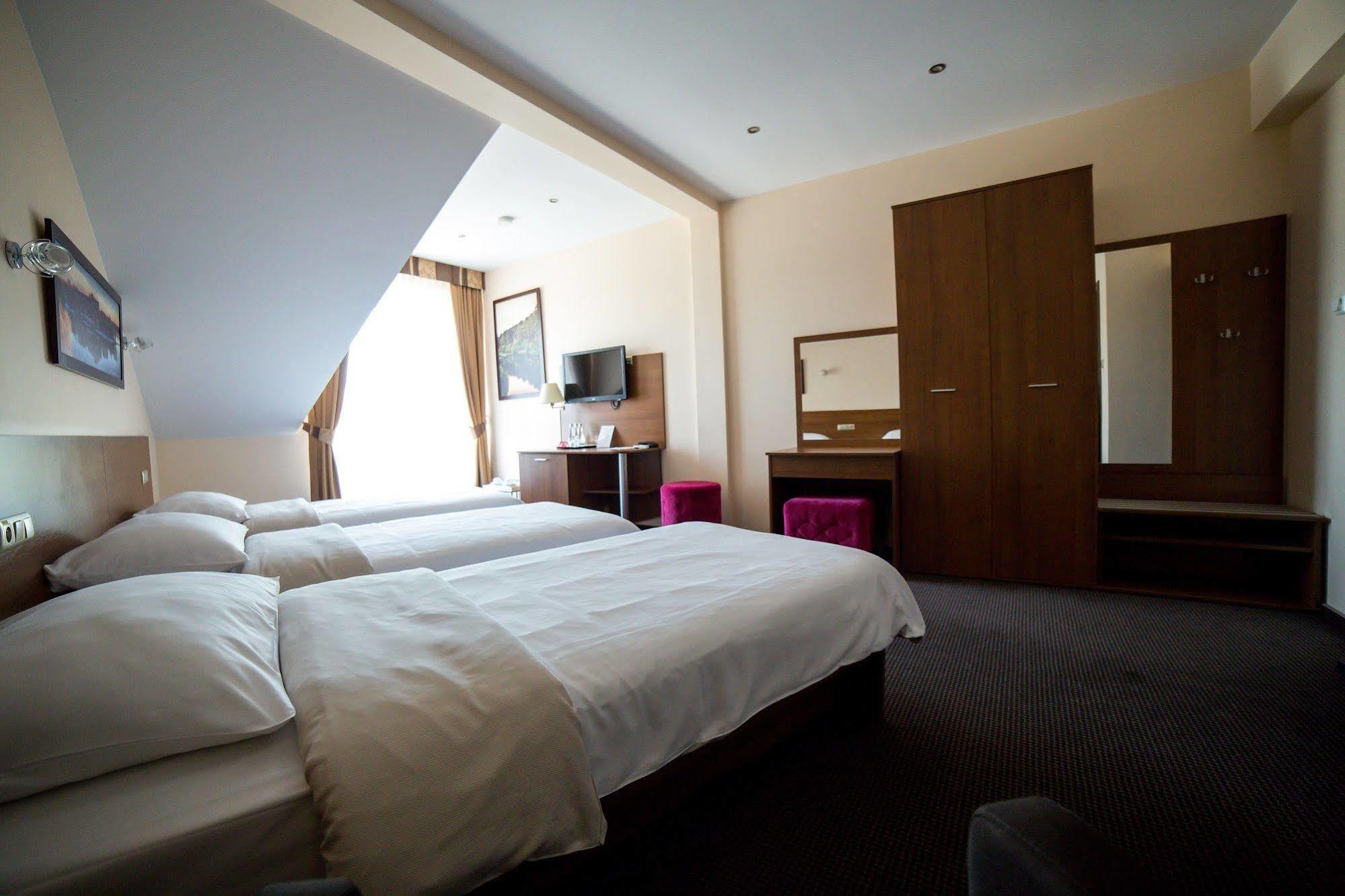 Hotel Sokolowska Airport Modlin Nowy Dwór Mazowiecki Eksteriør billede