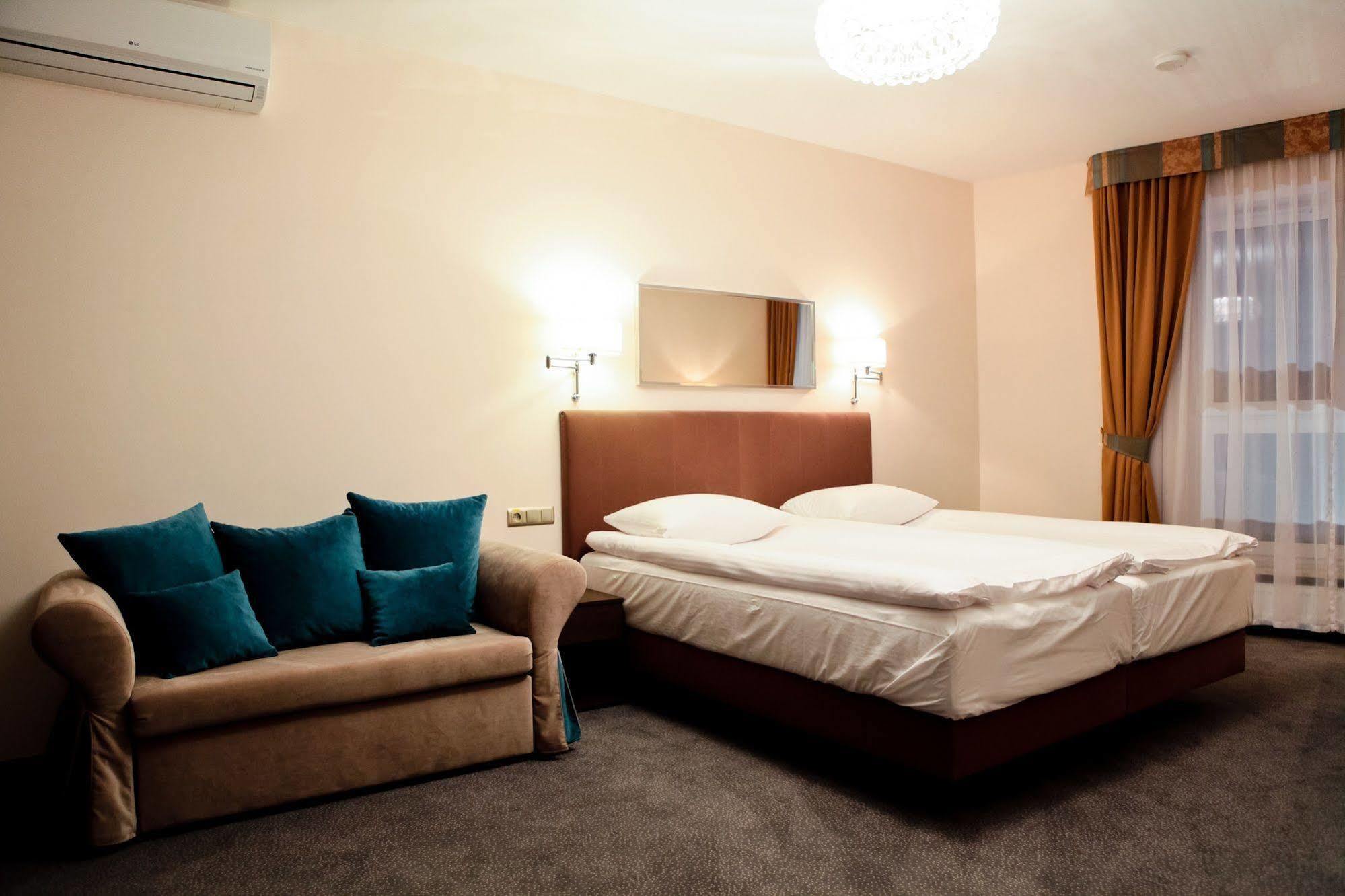 Hotel Sokolowska Airport Modlin Nowy Dwór Mazowiecki Eksteriør billede