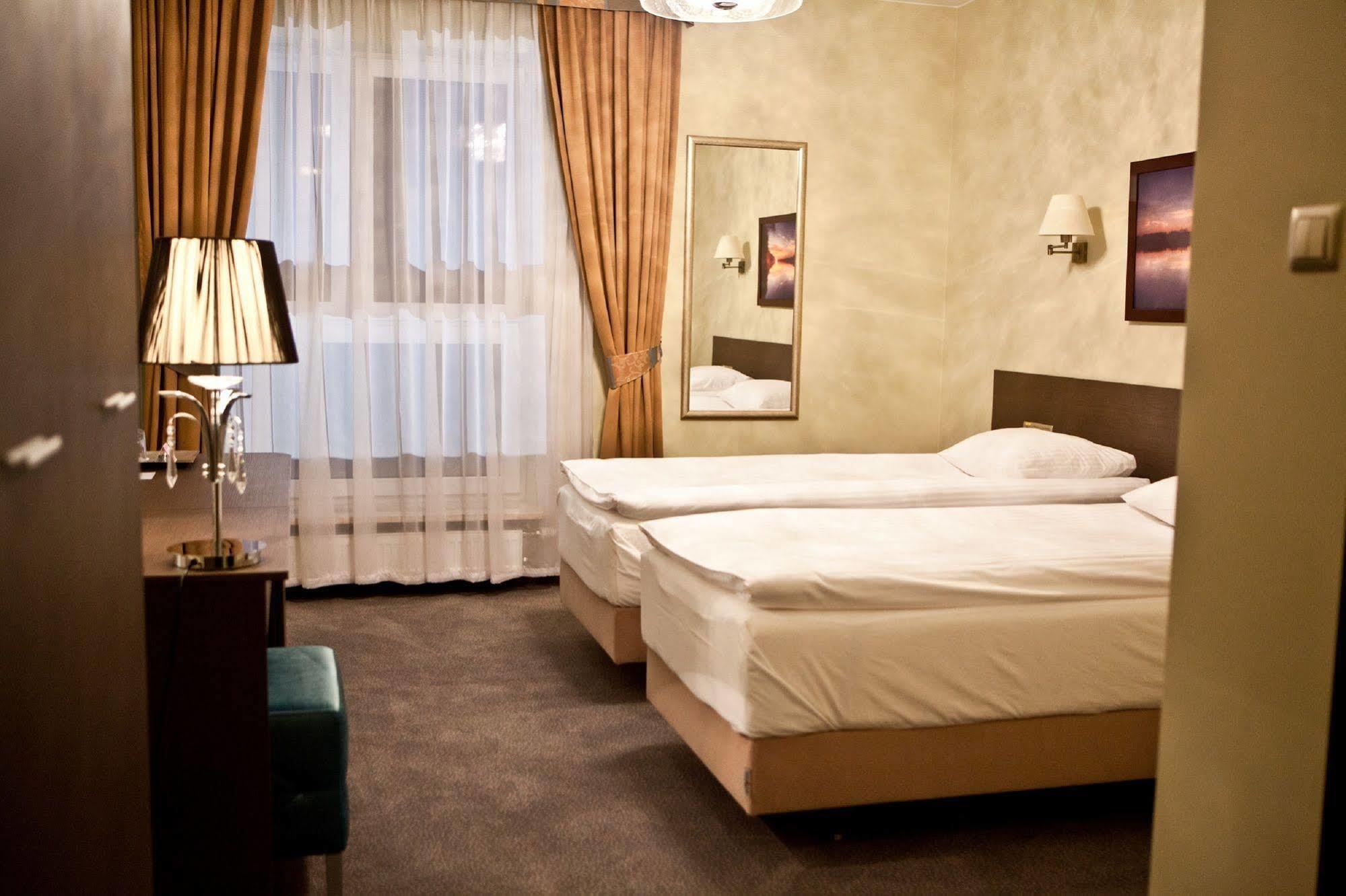 Hotel Sokolowska Airport Modlin Nowy Dwór Mazowiecki Eksteriør billede