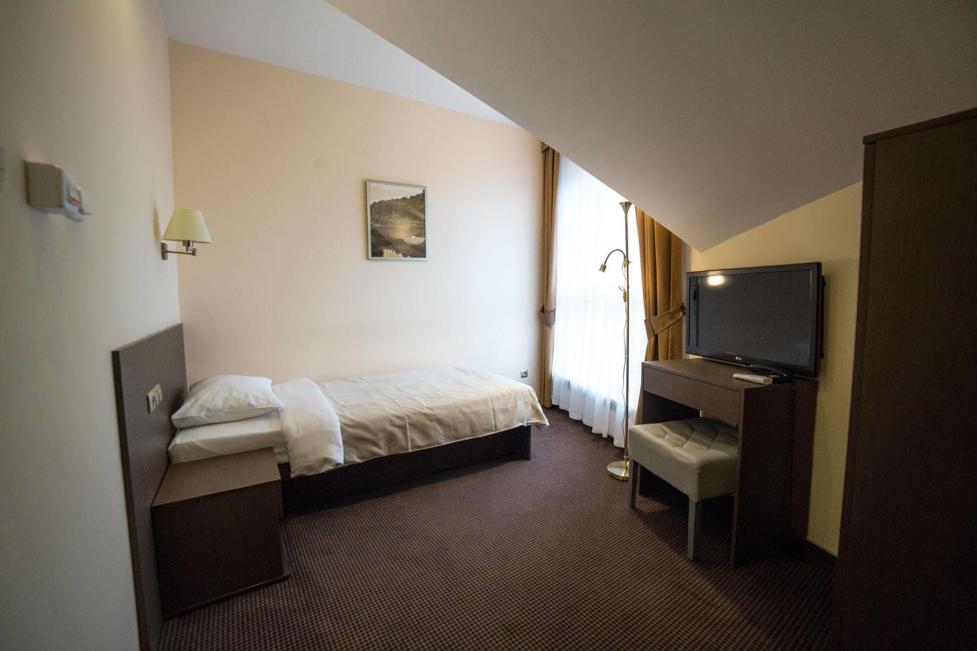 Hotel Sokolowska Airport Modlin Nowy Dwór Mazowiecki Eksteriør billede
