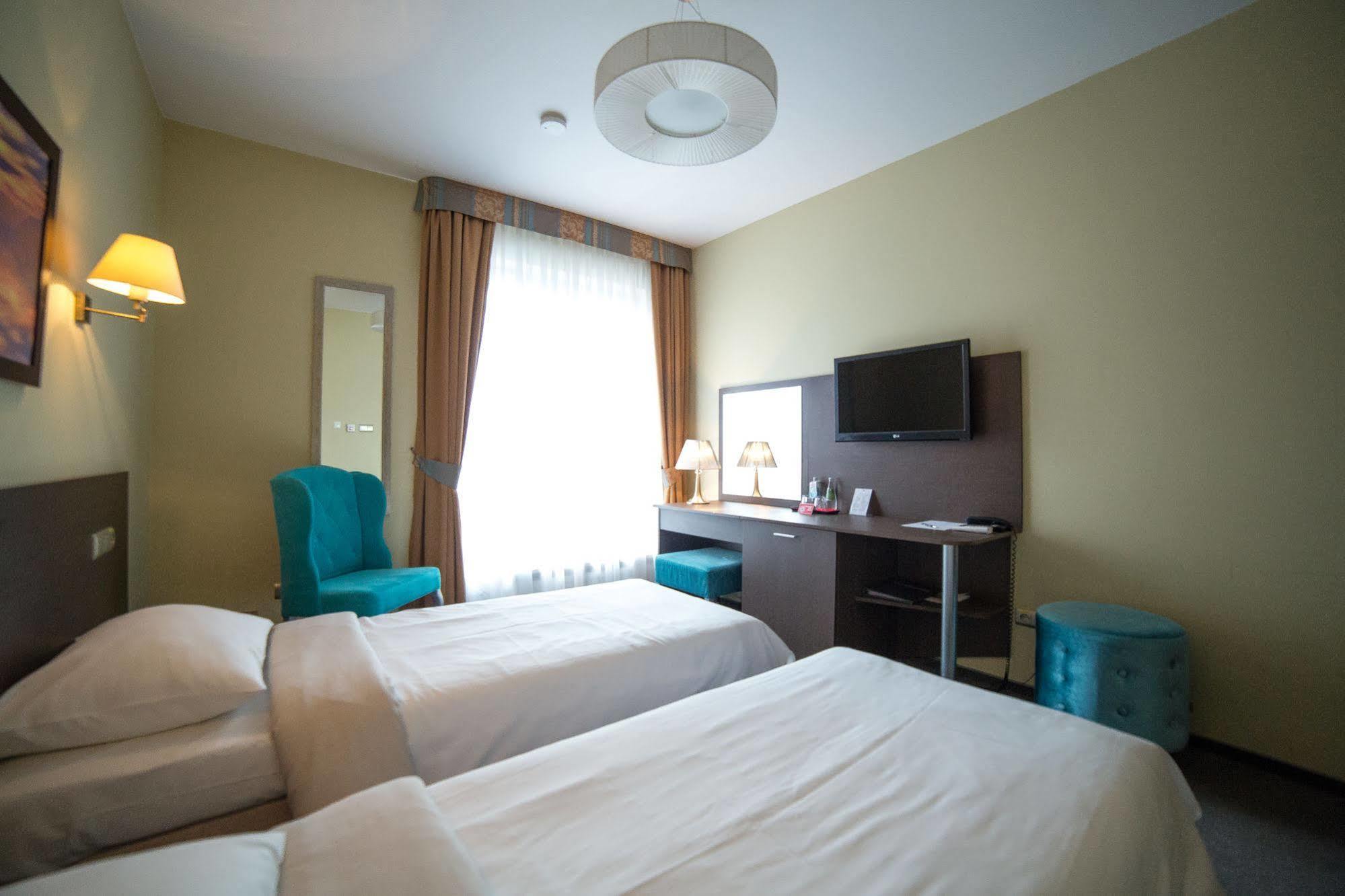 Hotel Sokolowska Airport Modlin Nowy Dwór Mazowiecki Eksteriør billede