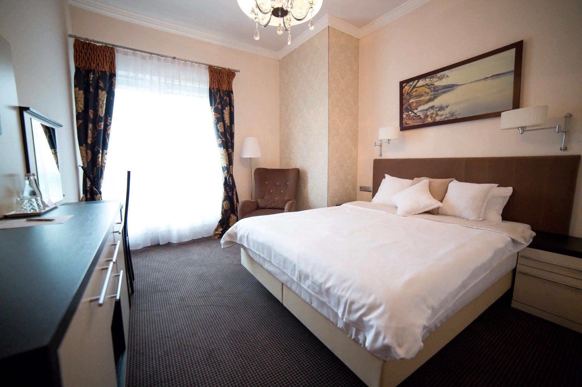 Hotel Sokolowska Airport Modlin Nowy Dwór Mazowiecki Eksteriør billede