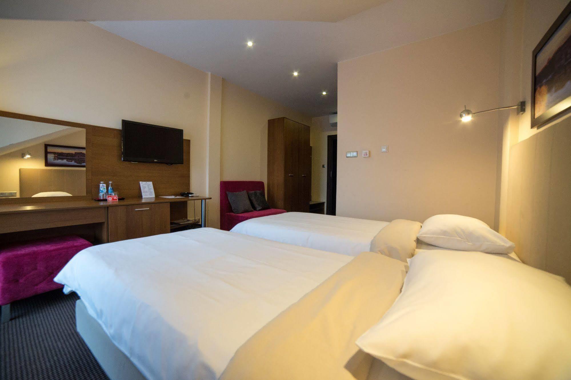 Hotel Sokolowska Airport Modlin Nowy Dwór Mazowiecki Eksteriør billede