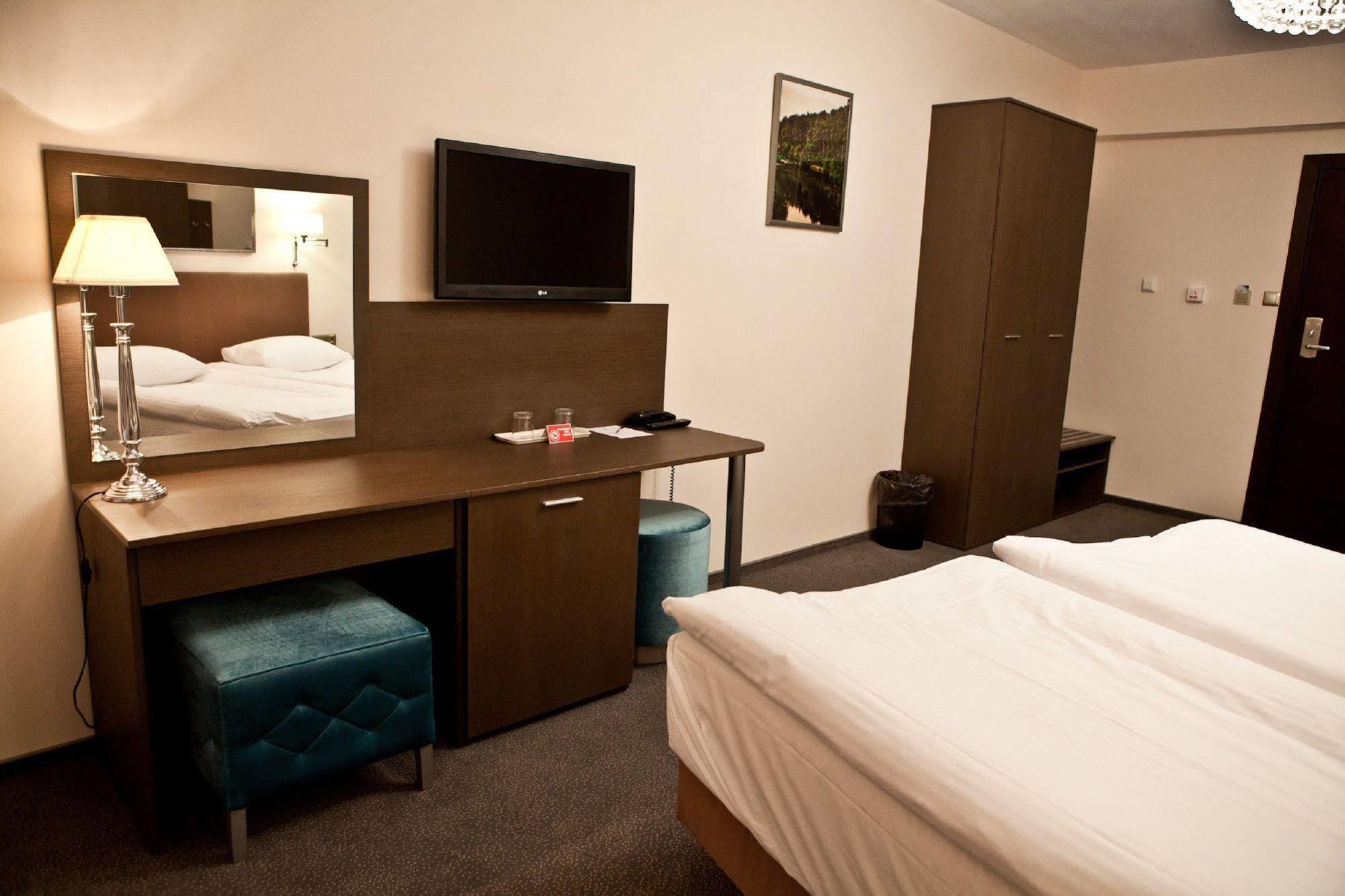 Hotel Sokolowska Airport Modlin Nowy Dwór Mazowiecki Eksteriør billede